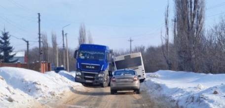 Автобус и фура не смогли разъехаться на узкой дороге в Ельце