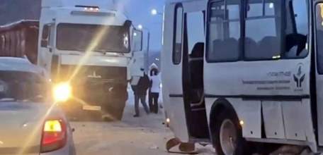 Под Ельцом большегруз столкнулся с автобусом