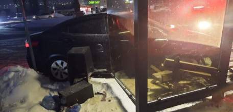 В Лебедяни смертельное ДТП! Автомобиль влетел в остановку с людьми