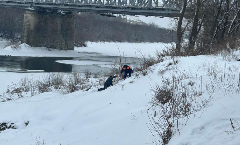 В Ельце спасатели оказали помощь рыбаку, которому стало плохо на льду