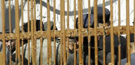 Заключённый обвиняется в нанесении побоев двоим сотрудникам тюрьмы