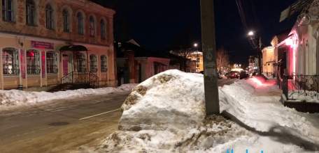 Город Елец находится в ужасном состоянии. Бугры на тротуарах в центре города и горы невывезенного снега!