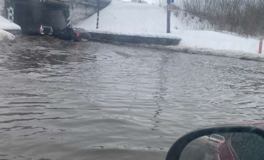 Тоннель под железной дорогой в Ельце превратился в реку