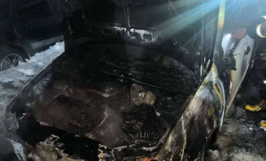 «Лада Калина» сгорела в Ельце этой ночью. А в Елецком районе вчера вечером — жилой дом.