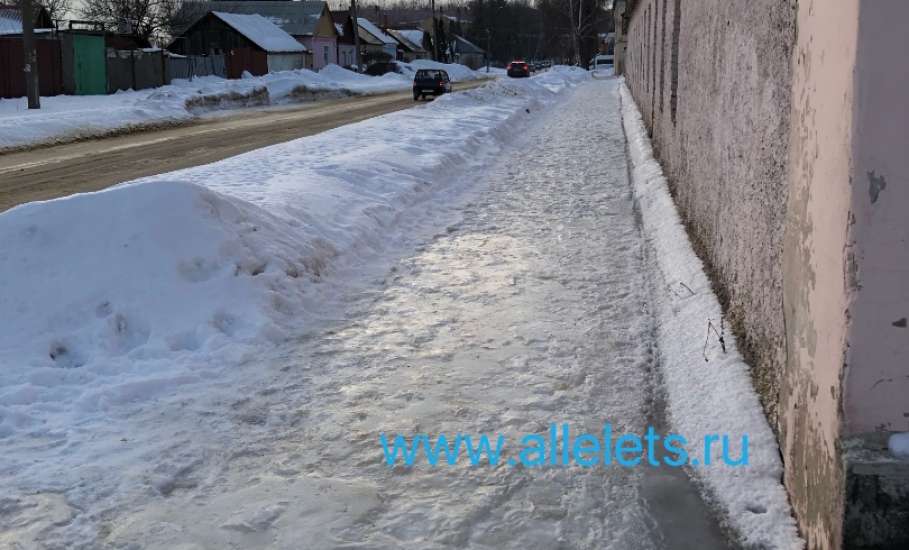 В Ельце до сих пор не все тротуары посыпаны песком! Перед школой сплошной лёд!
