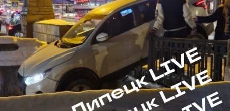 Автомобиль чуть не сорвался с моста в центре Липецка!