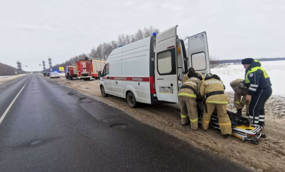 В Становлянском районе спасатели помогли извлечь из улетевшей в кювет "девятки" 41-летнего водителя