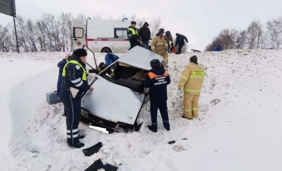 В Становлянском районе спасатели помогли извлечь из улетевшей в кювет "девятки" 41-летнего водителя