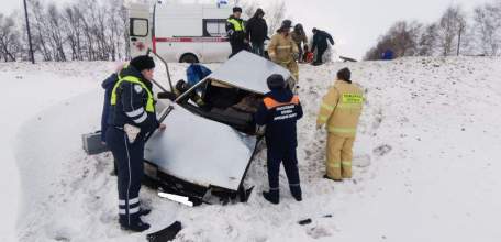 В Становлянском районе спасатели помогли извлечь из улетевшей в кювет "девятки" 41-летнего водителя