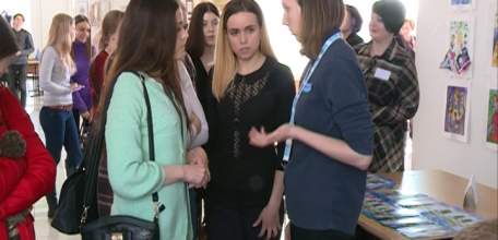 На ярмарке вакансий в ЕГУ выпускникам были представлены предложения от работодателей