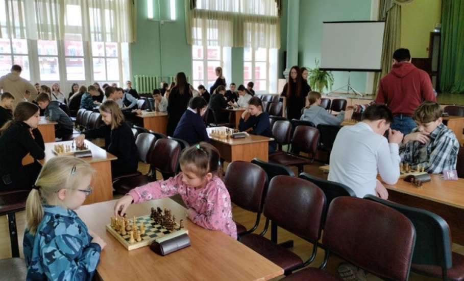 В Ельце, в актовом зале Дома пионеров и школьников прошли соревнования по шахматам и шашкам в рамках круглогодичной дворовой спартакиады «Добрыня»