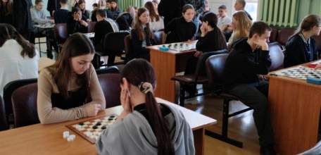 В Ельце, в актовом зале Дома пионеров и школьников прошли соревнования по шахматам и шашкам в рамках круглогодичной дворовой спартакиады «Добрыня»