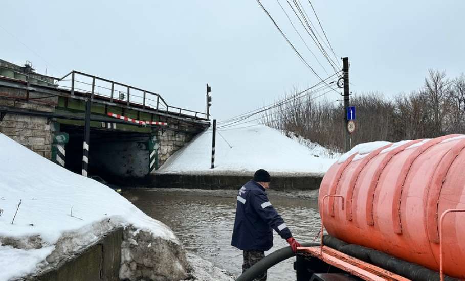 Работы по откачке талых вод ведутся в Ельце на ул.Пушкина (район тоннеля под железной дорогой)