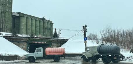 Работы по откачке талых вод ведутся в Ельце на ул.Пушкина (район тоннеля под железной дорогой)