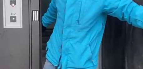 Улицы города Липецка снова превратились в сплошной каток, и липецкий блогер Олег Родивилов этим воспользовался