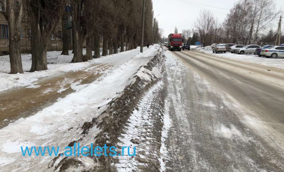 Жители Ельца жалуются на администрацию города! Грязный снег у обочин дорог не вывозится с начала зимы! Ситуация повторяется ежегодно, мер не принимают.