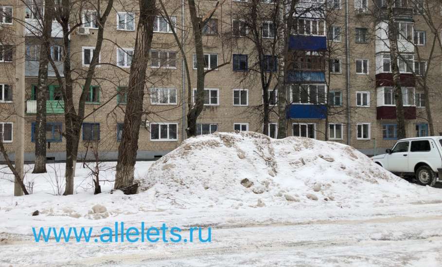 Жители Ельца жалуются на администрацию города! Грязный снег у обочин дорог не вывозится с начала зимы! Ситуация повторяется ежегодно, мер не принимают.