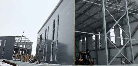 В Ельце здание строящегося ФОКа-долгостроя больше похоже на сараи для сена или коровники