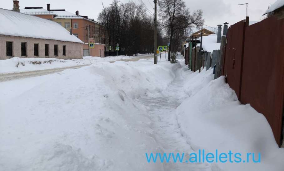 С улицы Льва Толстого в Ельце снег никуда не вывезен!