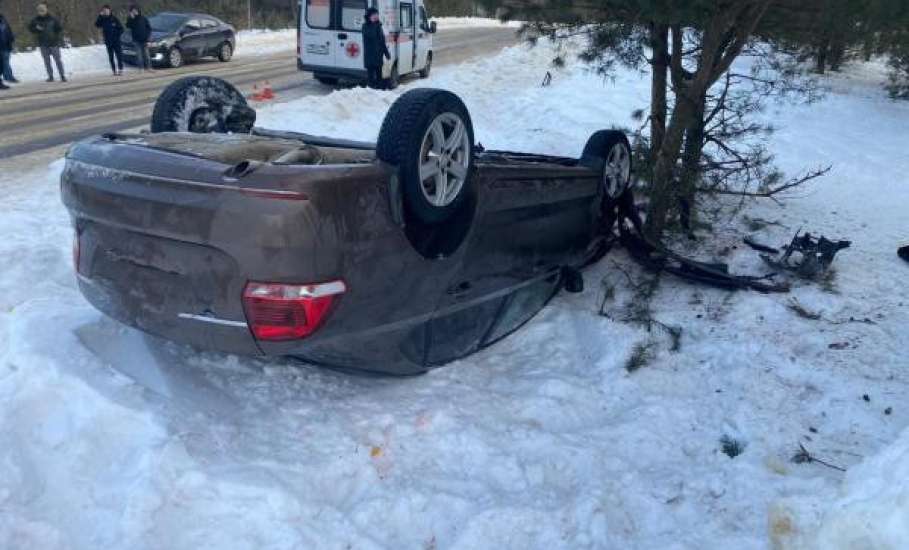 АВТОМОБИЛЬ ПЕРЕВЕРНУЛСЯ В ЗАДОНСКОМ РАЙОНЕ, ПОСТРАДАЛИ ДВА ЧЕЛОВЕКА