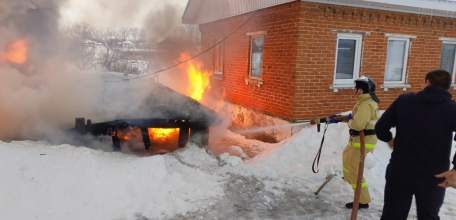 В Елецком районе пожарные отстояли от огня дом, машину и трактор