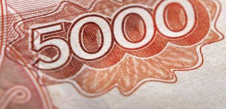 Под видом соцработницы 61-летняя женщина меняла билеты «Банка приколов» на настоящие деньги