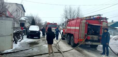В Ельце тушат автомастерскую