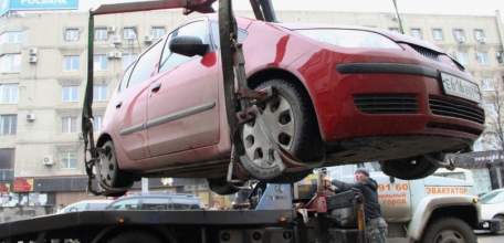 Припаркованные во дворах авто предлагают вывозить на штрафстоянки