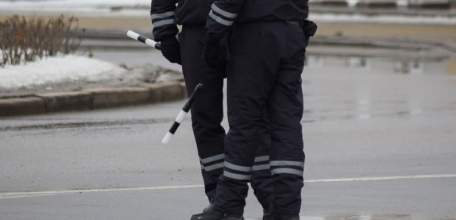 Водитель проволочил по проезжей части висящих на машине инспекторов ДПС