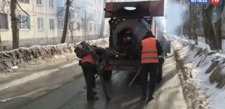 Временная мера: на улицах города проходят работы по ямочному ремонту
