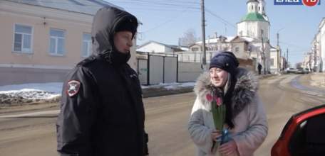 С праздником, автоледи! Сотрудники ГИБДД поздравили ельчанок с 8 марта