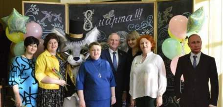 Мэр города Ельца Евгений Боровских выставил в здании администрации картонного Владимира Путина