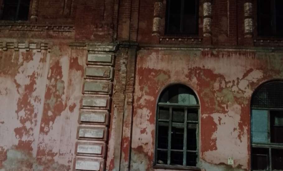 Жители города Ельца жалуются, что им падают кирпичи на голову с крыши бывшей табачной фабрики!