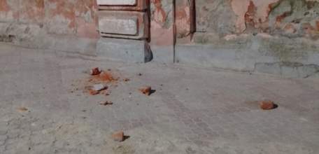 Жители города Ельца жалуются, что им падают кирпичи на голову с крыши бывшей табачной фабрики!