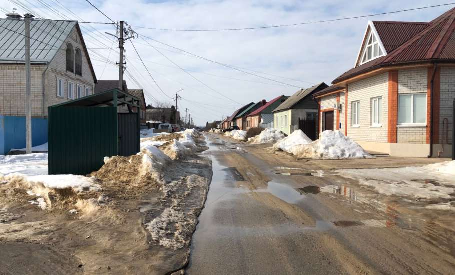 В Ельце на улице Космонавтов тротуары находятся под снегом, так как он не убирался за зиму вообще!