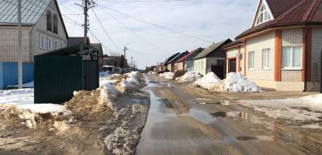 В Ельце на улице Космонавтов тротуары находятся под снегом, так как он не убирался за зиму вообще!