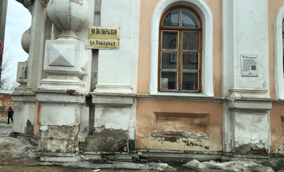 Исторические здания в Ельце в центре города разрушаются из-за плохой уборки снега в том числе