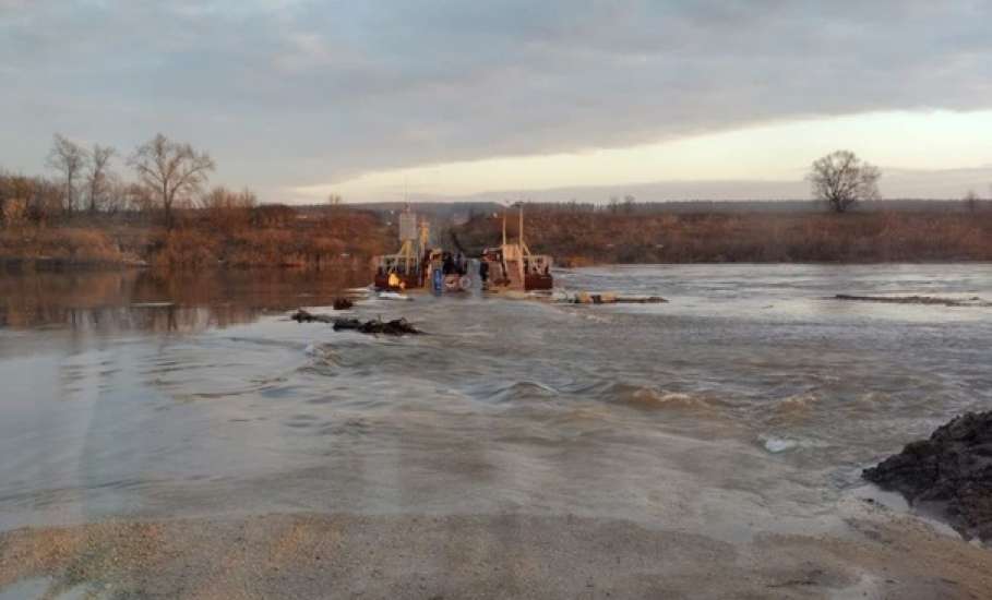 В селе Замятино под Липецком перекрыли понтонный мост из-за паводка