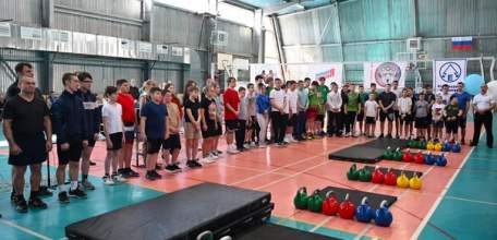 Сегодня в ФОК ЕГУ им. И.А. Бунина состоялся турнир по гиревому спорту памяти заслуженного тренера России И.В. Новикова среди мужчин и женщин