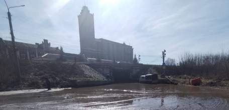 В районе тоннеля на улице Пушкина ведутся работы по откачке талых вод