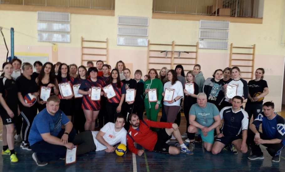 В спортивном зале МАОУ СШ № 12 в рамках круглогодичной спартакиады работников образовательных учреждений города Ельца был проведён командный турнир по волейболу