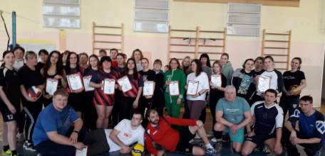 В спортивном зале МАОУ СШ № 12 в рамках круглогодичной спартакиады работников образовательных учреждений города Ельца был проведён командный турнир по волейболу