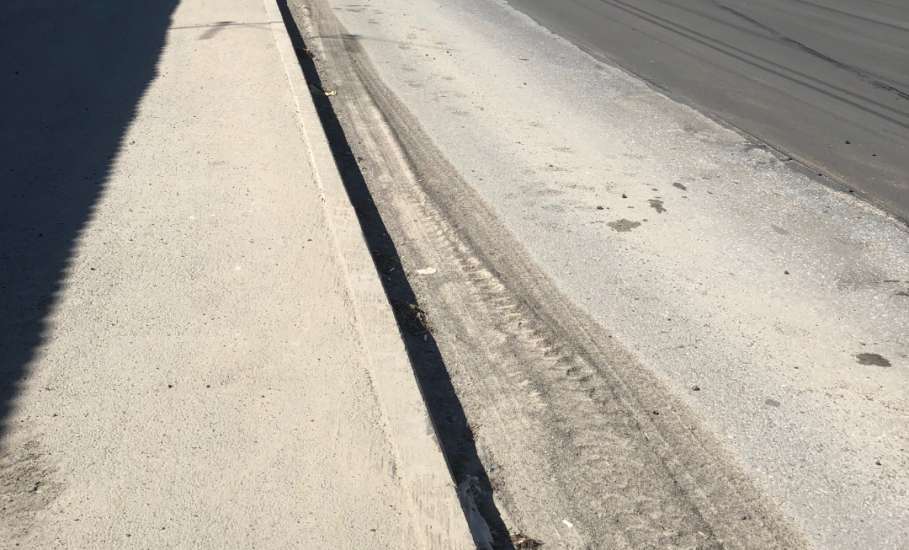 По улице Свердлова произошёл очередной провал грунта рядом с люком не по вине дорожников!