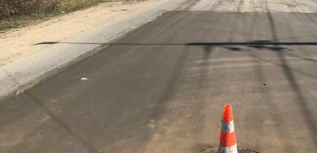 По улице Свердлова произошёл очередной провал грунта рядом с люком не по вине дорожников!