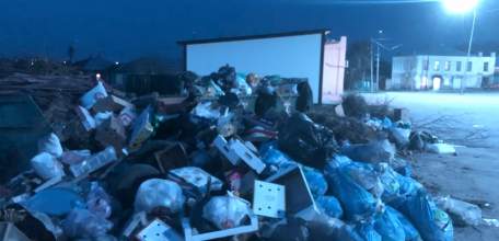 Жители Ельца выкладывают в соцсетях фото переполненных мусорных контейнеров. Видно, что пора менять организацию, занимающуюся сбором мусора!