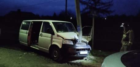 В Измалковском районе спасатели достали троих человек из микроавтобуса, влетевшего в столб