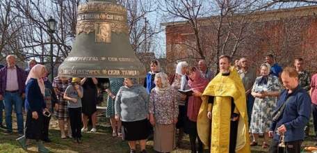 Храм Казанской иконы Божией Матери с. Талица обрел голос. На звоннице установлен главный колокол-благовестник