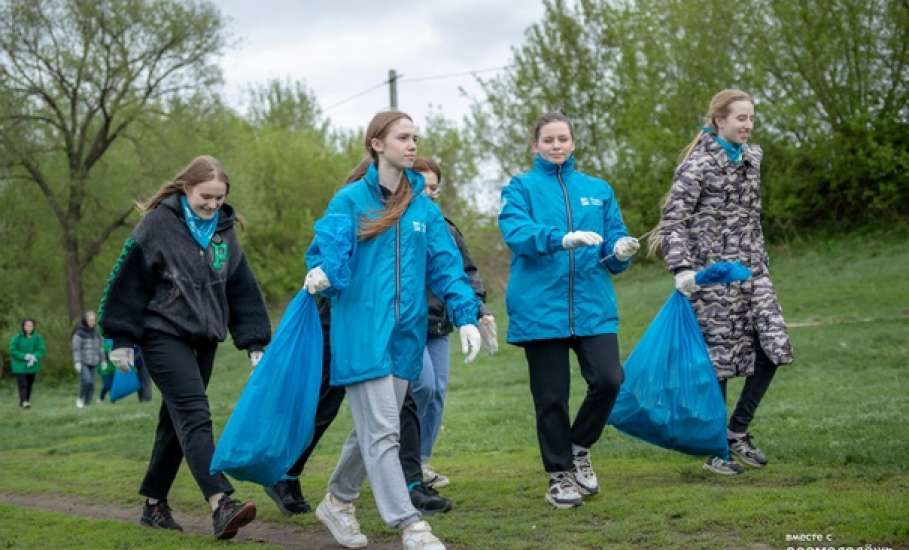 Волонтёрские отряды в Ельце расчистили от мусора берег реки Сосны