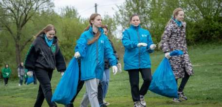 Волонтёрские отряды в Ельце расчистили от мусора берег реки Сосны