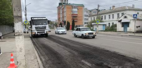 Дорожное предприятие «Елец Дорога» благоустраивает город на многих улицах